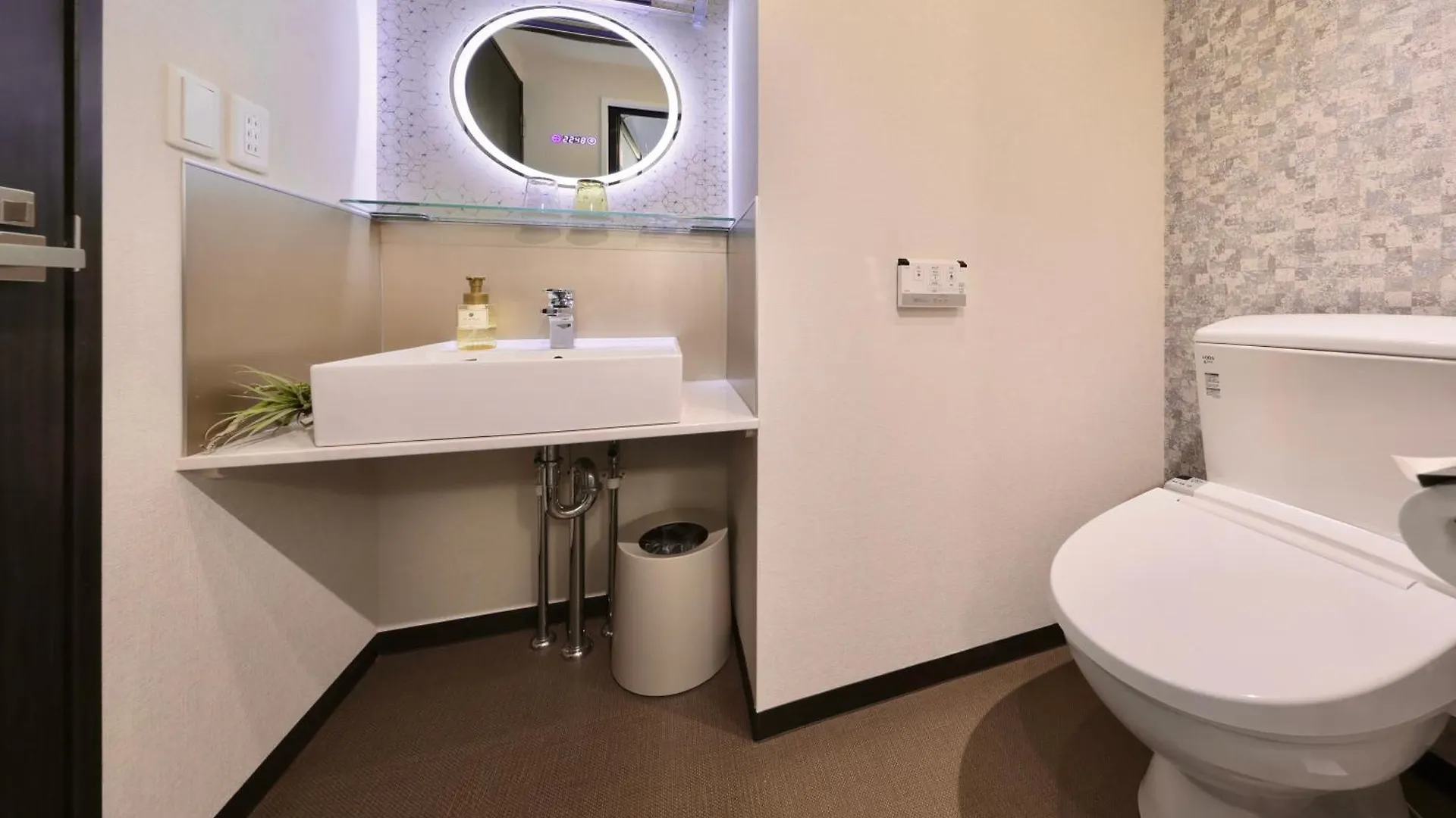 Kuromon Crystal Hotel Osaka